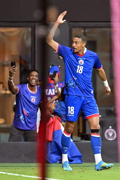 Wilson Isidor festeja el gol marcado para Haití, en el amistoso contra Perú, ganado por los incaicos 2-1. El seleccionado caribeño debió cambiar el diseño de su camiseta por pedido de la FIFA.