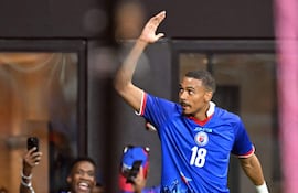 Wilson Isidor festeja el gol marcado para Haití, en el amistoso contra Perú, ganado por los incaicos 2-1. El seleccionado caribeño debió cambiar el diseño de su camiseta por pedido de la FIFA.