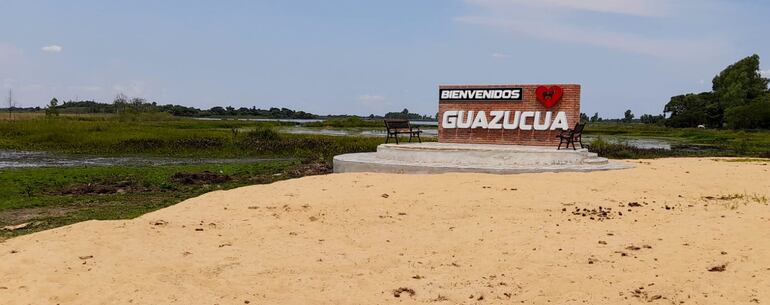 En la cabecera de la Laguna Capilla se construyó una letra Corpórea con dos bancos, para que los visitantes puedan quitar fotos y llevar gratos recuerdos de Guazucua.