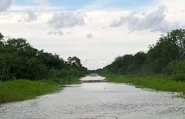 Camino que une a Fuerte Olimpo, con la ruta bioceanica, inundada por falta de reparaciòn.