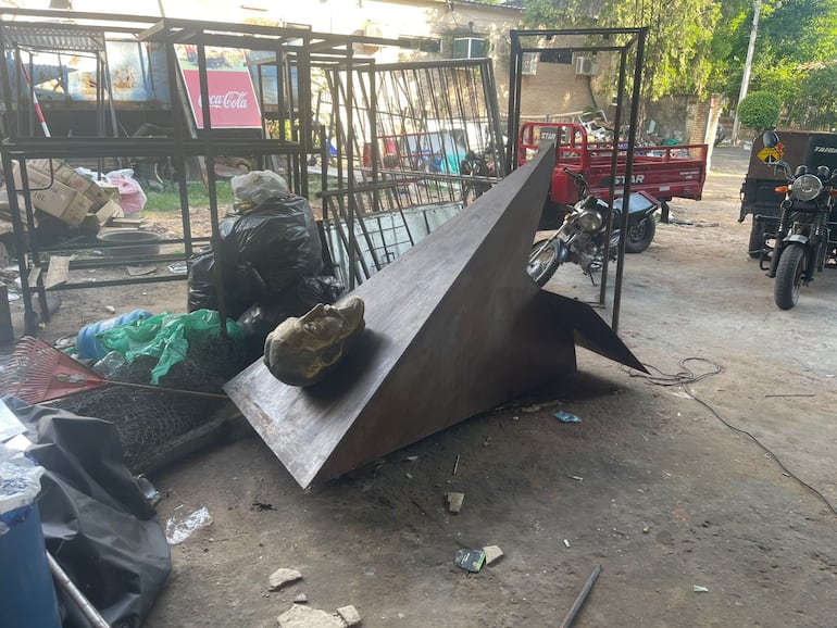El histórico busto fue tirado en el taller de la Municipalidad.