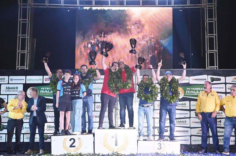 Podio RC2B: Lucho Ortega (1°), Gerardo Wasmosy/Germán Maune (2°) y César Pedotti/Nico Elizaur (3°).