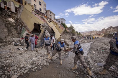 Integrantes de la Armada boliviana trabajan en una zona afectada por la crecida del río Irpavi en La Paz (Bolivia).