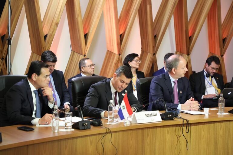 Los ministros Rubén Ramírez Lezcano (izquierda) y Carlos Fernández Valdovinos (derecha) acompañando al presidente Santiago Peña (centro).