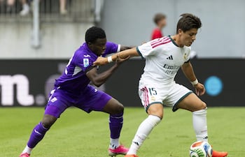 El centrocampista turco del Real Madrid Arda Güler (derecha) y el centrocampista marfileño de la Fiorentina Christ Ravynel Inao Oulai disputan el balón durante el partido amistoso de pretemporada entre el Real Madrid y la ACF Fiorentina en Klagenfurt, Austria.