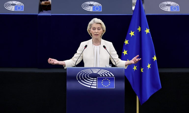 La presidenta de la Comisión Europea, Ursula von der Leyen, interviene durante un debate sobre el "Estado de la Unión" en el Parlamento Europeo en Estrasburgo (Francia)