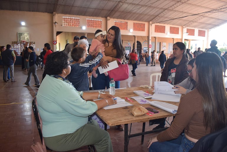 Durante la jornada electoral se registra una escasa afluencia de votantes en varios locales de votación.