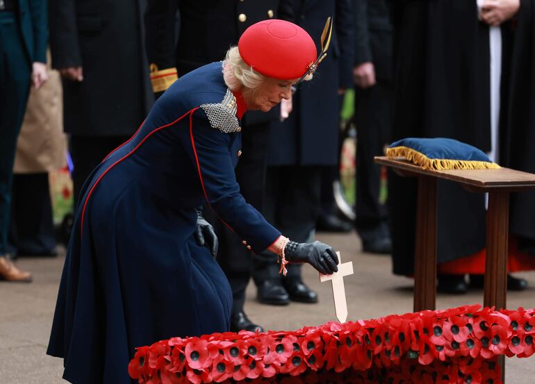 La reina Camila de Gran Bretaña colocó una cruz durante la 97.ª edición del Campo del Recuerdo en la Abadía de Westminster, Londres, hoy 6 de noviembre de 2025. (EFE/EPA/NEIL HALL)