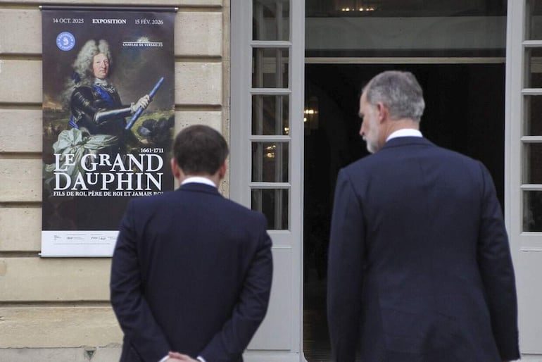 Emmanuel Macron y Felipe VI caminan frente al acceso al Palacio de Versalles, donde este martes visitaron una exposición sobre Luis de Francia (1661-1711). (EFE/ Pol Lloberas Cardona)
