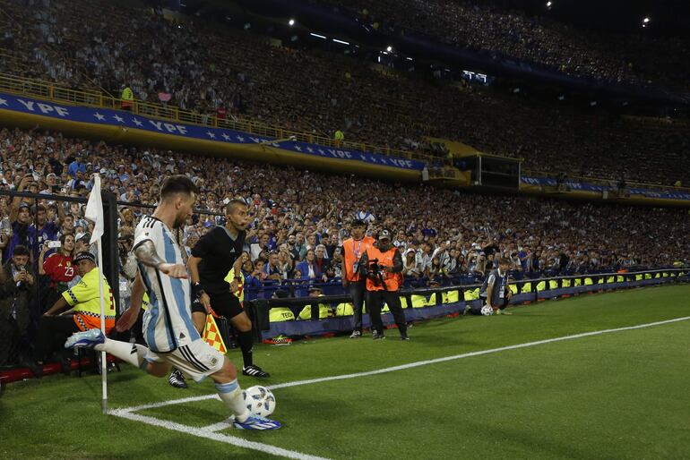 AMDEP3202. BUENOS AIRES (ARGENTINA), 16/11/2023.- Lionel Messi de Argentina patea un tiro de esquina hoy, en un partido de las Eliminatorias Sudamericanas para la Copa Mundial de Fútbol 2026 entre Argentina y Uruguay en el estadio La Bombonera en Buenos Aires (Argentina). EFE/ Luciano González

