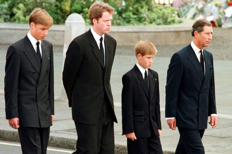 El príncipe William, el conde Spencer, el príncipe Harry y el entonces príncipe Carlos caminan por los exteriores de la Abadía de Westminster durante el funeral de Diana, princesa de Gales, el 6 de septiembre de 1997. El 17 de septiembre de 2026, el Palacio de Buckingham respondió a las afirmaciones del hermano de la difunta princesa Diana, quien sostuvo que el rey Carlos III actuó con insensibilidad tras la muerte de ella en un accidente automovilístico hace casi 30 años. El palacio emitió un comunicado de inusual firmeza después de que Charles Spencer afirmara en sus nuevas memorias que el entonces príncipe —exmarido de Diana— dijo «tranquilo, la olvidaremos bastante pronto» pocos días después de que ella falleciera en 1997. (JEFF J MITCHELL / POOL / AFP)