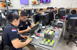 Agentes de la Fiscalía y la Policía Nacional allanan oficina en Asunción por investigación de juegos ilegales.