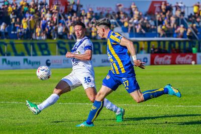 El extremo del Sportivo Luqueño, Lautaro Comas intenta escapar de la marca del zaguero y capitán de Sportivo Ameliano, Julio González Trinidad.