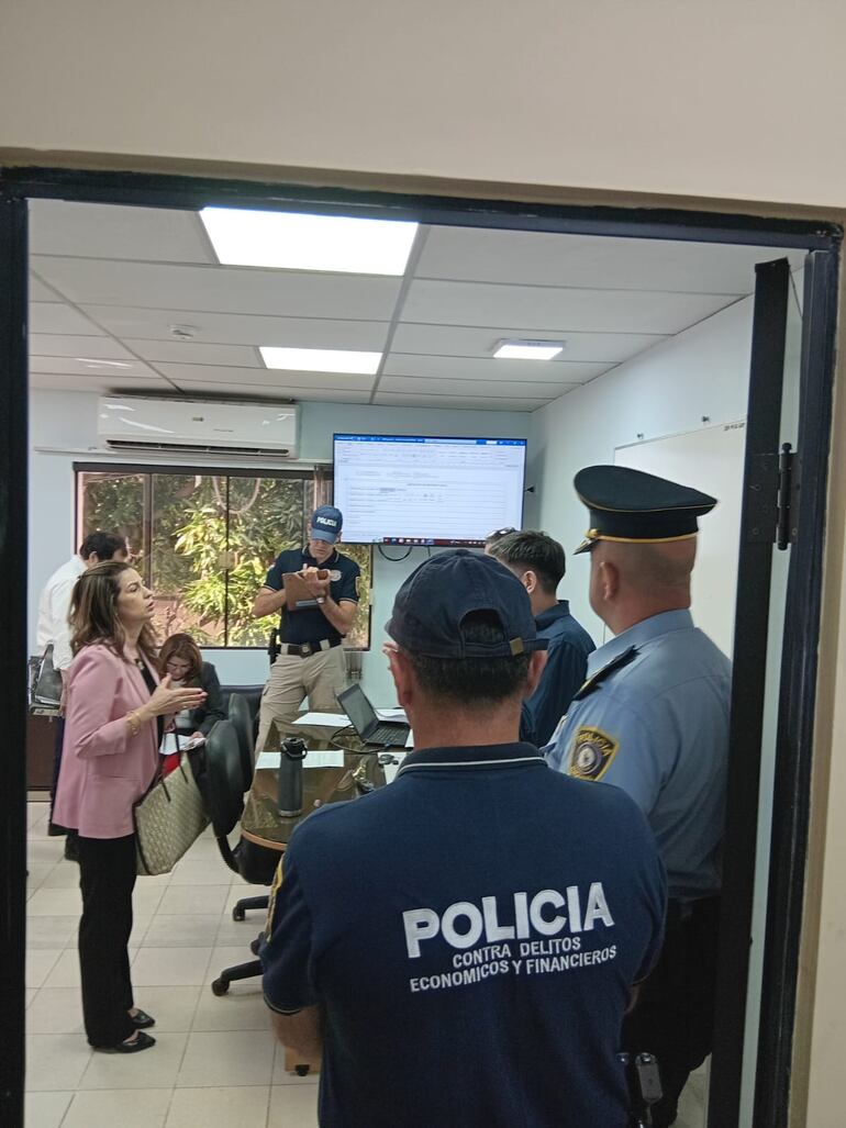 Allanamiento a la sede de la Diben por sospecha de sobrefacturación en el programa Pytyvõ Medicamentos.