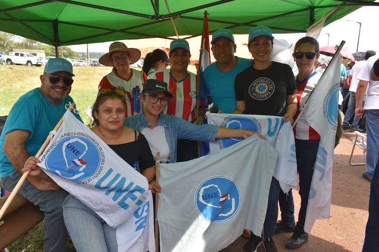 Docentes y oficiales en retiro cierran rutas en Itapúa