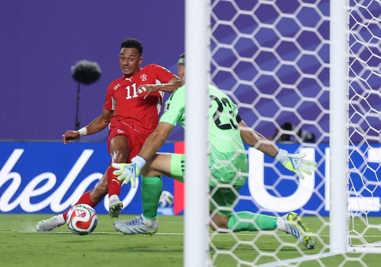 Dan Ndoye de Suiza anota el primer gol de su equipo durante el partido de cuartos de final de la Copa Mundial de la FIFA 2026 entre Argentina y Suiza en el Kansas City Stadium.