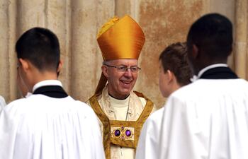 El arzobispo de Canterbury Justin Welby sonríe en la Abadía de Westminster. El líder de la Iglesia anglicana, Justin Welby, anunció el martes su dimisión, en un comunicado, tras las acusaciones de que su institución encubrió durante años agresiones físicas y sexuales de menores por un abogado vinculado a la misma.