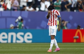 Gustavo Gómez de Paraguay se cubre el rostro con su camiseta tras perder el partido de octavos de final de la Copa Mundial de la FIFA 2026 entre Paraguay y Francia, en Filadelfia, Pensilvania, EE. UU..