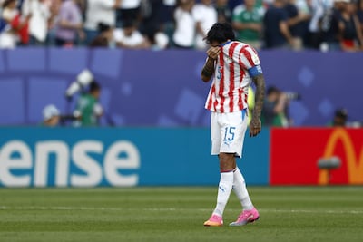 Gustavo Gómez de Paraguay se cubre el rostro con su camiseta tras perder el partido de octavos de final de la Copa Mundial de la FIFA 2026 entre Paraguay y Francia, en Filadelfia, Pensilvania, EE. UU..