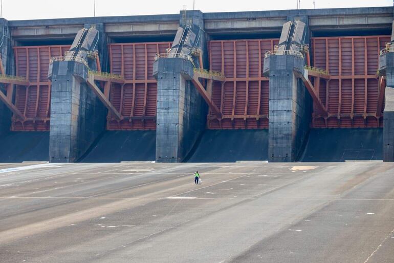  El solitario obrero que desplaza sobre el piso de una las canaletas de la represa hidroeléctrica muestra el tamaño de este componente del conjunto 