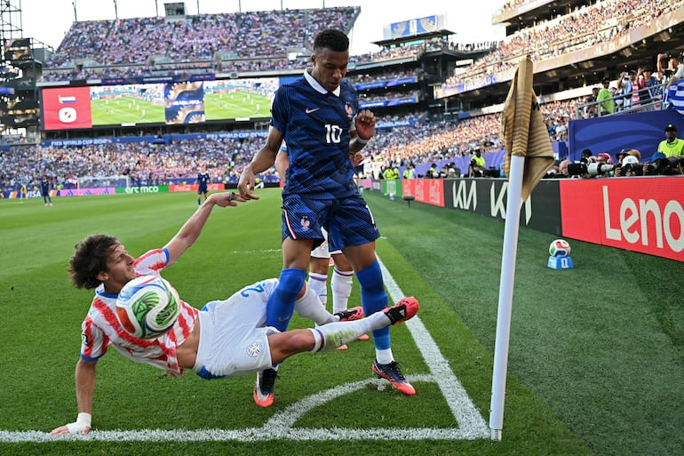 El mediocampista de Paraguay Matías Galarza y el delantero de Francia Kylian Mbappé disputan el balón durante el partido de fútbol de octavos de final de la Copa Mundial 2026 entre Paraguay y Francia en el Philadelphia Stadium en Filadelfia.