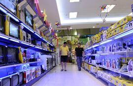 Los productos importados podrían bajar sus precios en las próximas semanas si se mantiene la baja del dólar.