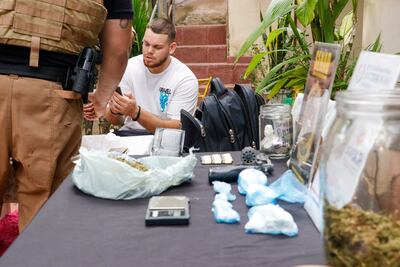 Paquetes de drogas incautados por "el señor de la noche", en el barrio Tablada Nueva de Asunción.