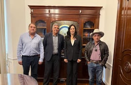 Claudia Centurión en el centro, rodeada de productores del Alto Paraguay