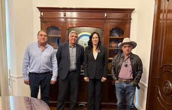 Claudia Centurión en el centro, rodeada de productores del Alto Paraguay