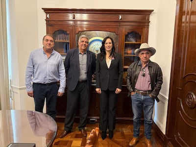 Claudia Centurión en el centro, rodeada de productores del Alto Paraguay