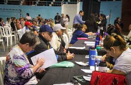 Más de 200 adultos mayores recibieron su tarjeta para el cobro de pensión en Villarrica. (archivo).