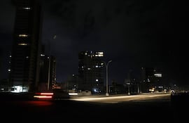 Fotografía que muestra una calle durante un apagón este lunes, en La Habana (Cuba). EFE/ Ernesto Mastrascusa