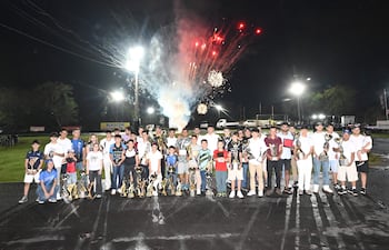 Una postal del cierre de la espectacular noche que se vivió en el Kartódromo del Parque de la Velocidad, en Ñu Guasu, con todos los protagonistas del año.