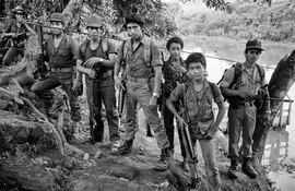 Guerrilleros del Frente Farabundo Martí para la Liberación Nacional (FMLN) en Usulután, El Salvador, 1983