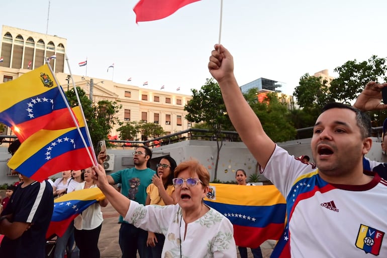 Venezolanos residentes en Paraguay celebraron la captura de Nicolás Maduro