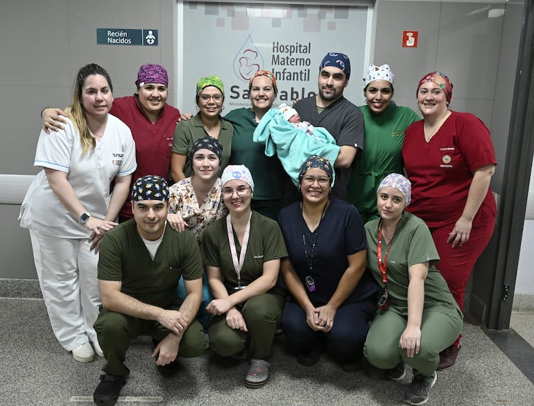 Equipo quirúrgico de ginecobstetricia y neonatología del Hospital Materno Infantil San Pablo. 