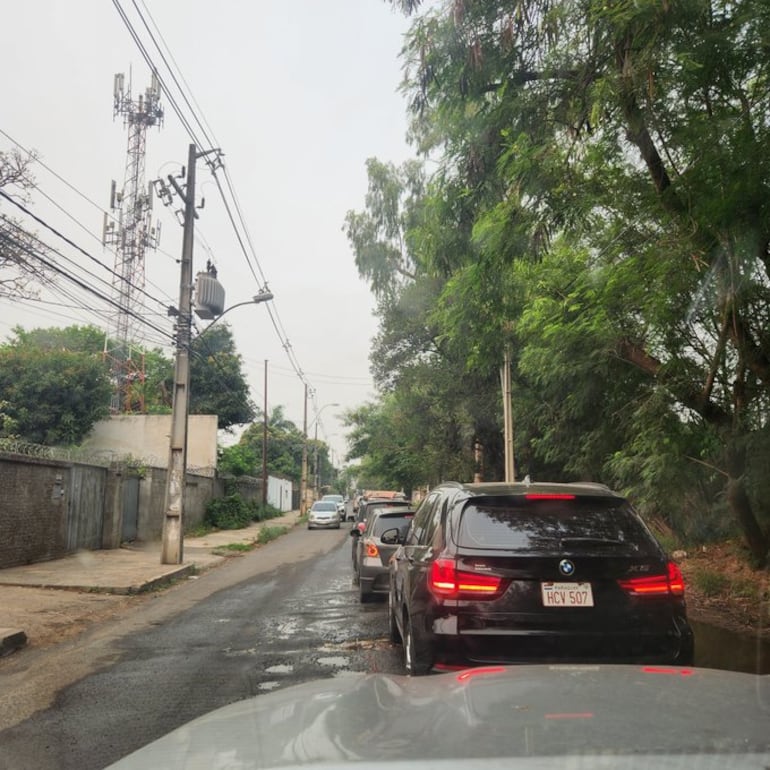 Largas filas en Diagonal Molas casi Venezuela, como consecuencia de la instalación de un nuevo semáforo.