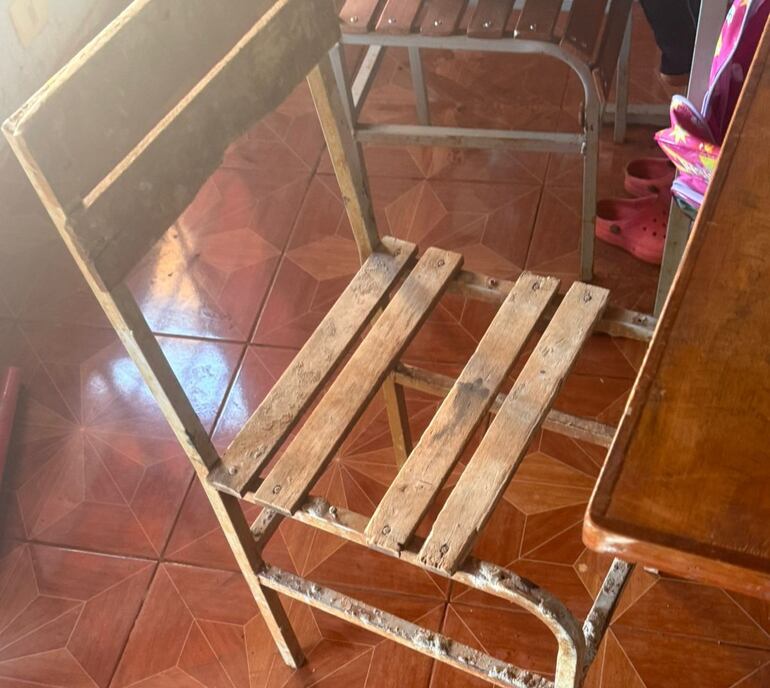 Una de las sillas evidencia el avanzado deterioro de los mobiliarios en las escuelas indígenas.