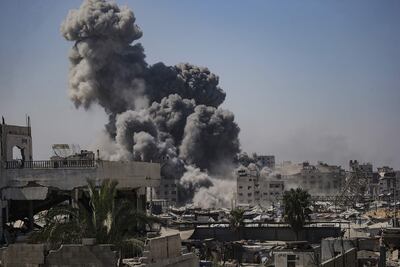 El humo se eleva en la torre Al Kawthar después de un ataque aéreo israelí en la ciudad de Gaza, Franja de Gaza.