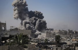 El humo se eleva en la torre Al Kawthar después de un ataque aéreo israelí en la ciudad de Gaza, Franja de Gaza.