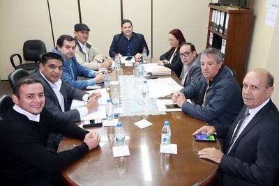 De izq. a der.: Walter García, Hugo Meza, Luis Urbieta, Cleto Giménez, Alejandro Aguilera, Avelino Dávalos, Carlos María López y Jorge Barrressi Ausente en la foto, el liberal Pastor Vera Bejarano.