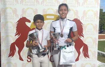 Mauricio Brizuela, campeón, y María Belén Giménez, vice, en la categoría 1.20 metros.
