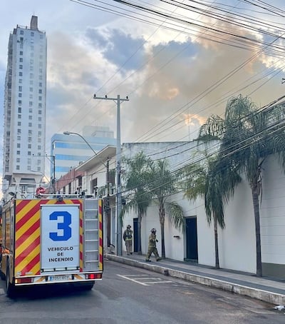 Agentes policiales y de la PMT asisten a bomberos en el incendio que se registra en un depósito en la calle Tacuary y Eligio Ayala.