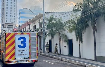 Agentes policiales y de la PMT asisten a bomberos en el incendio que se registra en un depósito en la calle Tacuary y Eligio Ayala.