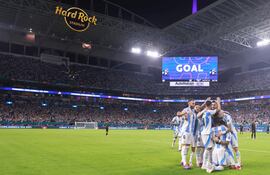 Los jugadores de la selección de Argentina festejan un gol en el partido frente a Perú por el Grupo A de la Copa América 2024 en el Hard Rock Stadium, en Miami Gardens, Florida.