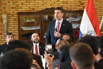 El diputado renunciante Orlando Arévalo (sentado) junto al presidente Santiago Peña.