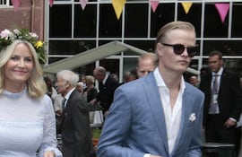 Fotografía tomada el 23 de junio de 2016 en Trondheim, Noruega, muestra a la princesa heredera noruega Mette-Marit con su hijo Marius Borg Høiby durante una fiesta en un jardín.