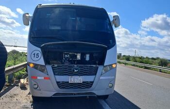 El coche N° 15 de larga distancia, propiedad de la empresa "Pycasu S.A." quedó varado sobre la ruta 12 de Argentina, en la provincia de Entre Ríos, por desperfectos mecánicos. Iban a bordo 29 estudiantes de la Facultad de Derecho UNA con destino a Buenos Aires.