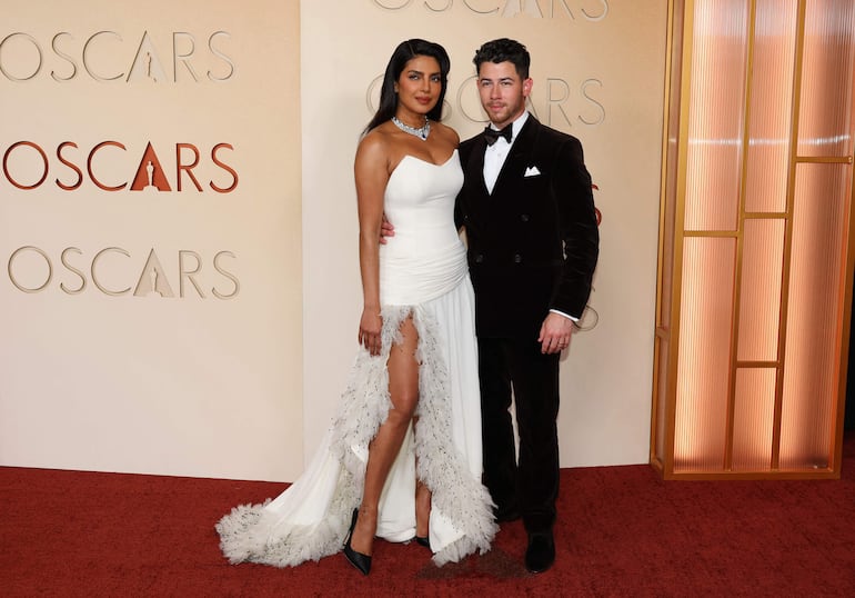 Priyanka Chopra y Nick Jonas attends también derrocharon amor en la red carpet del Dolby Theatre en Hollywood, California. (ANGELA WEISS / AFP)
