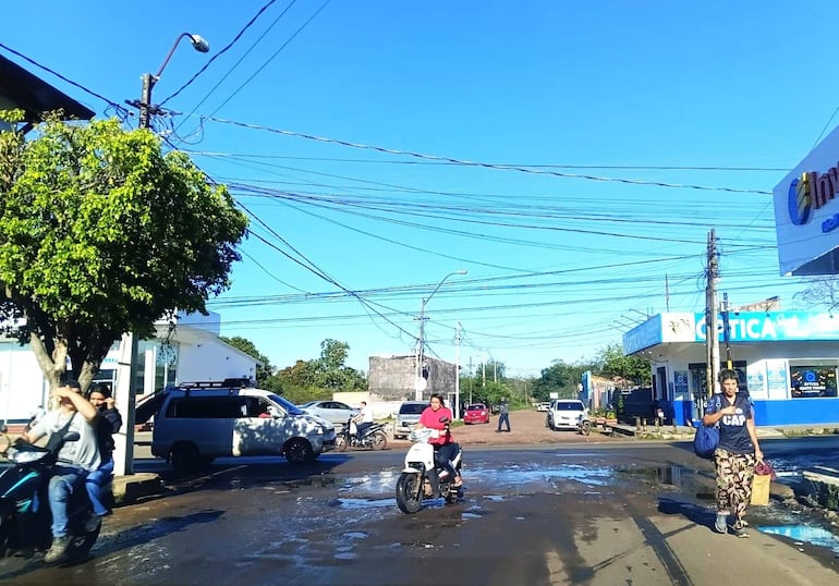 La capital departamental de Paraguarí luce abandonada, con calles repletas de baches y aguas servidas malolientes que afectan a la ciudadanía, mientras las autoridades municipales permanecen ausentes